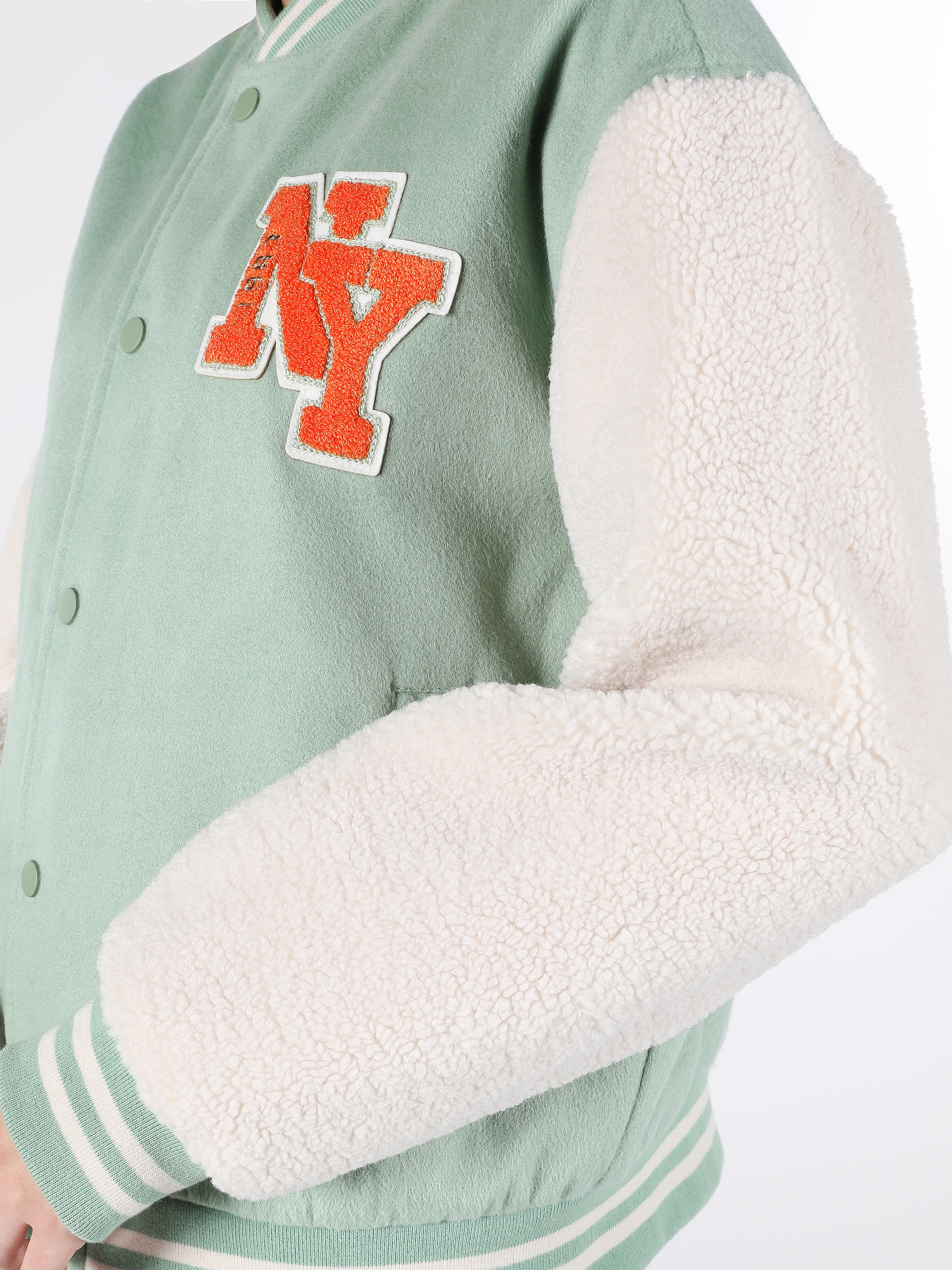 Показати інформацію про Куртка Жіноча Зелена З Принтом Класичного Крою Cl1062208