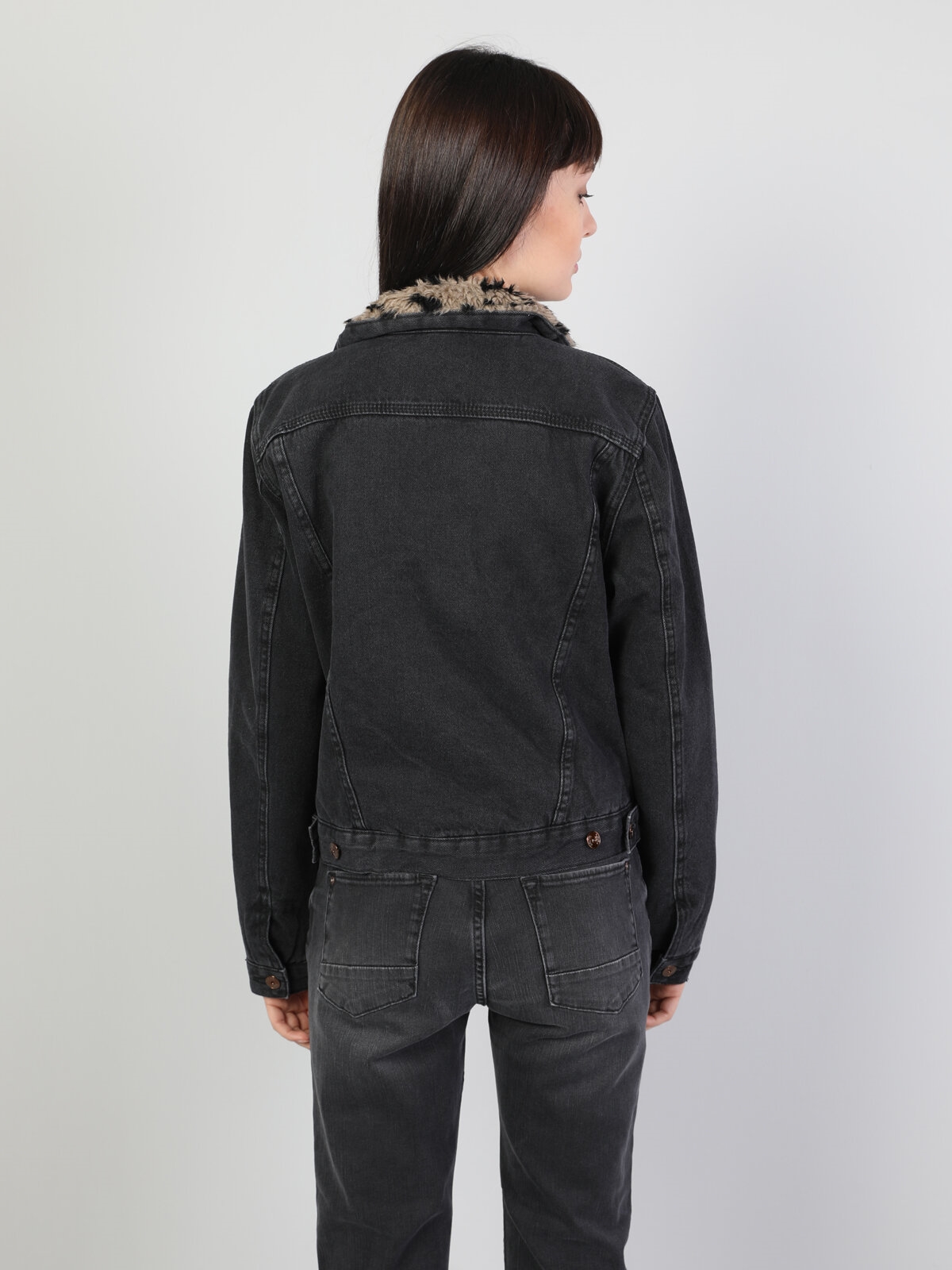 Показати інформацію про Джинсова Куртка Жіноча Чорна Класичного Крою CL1045459