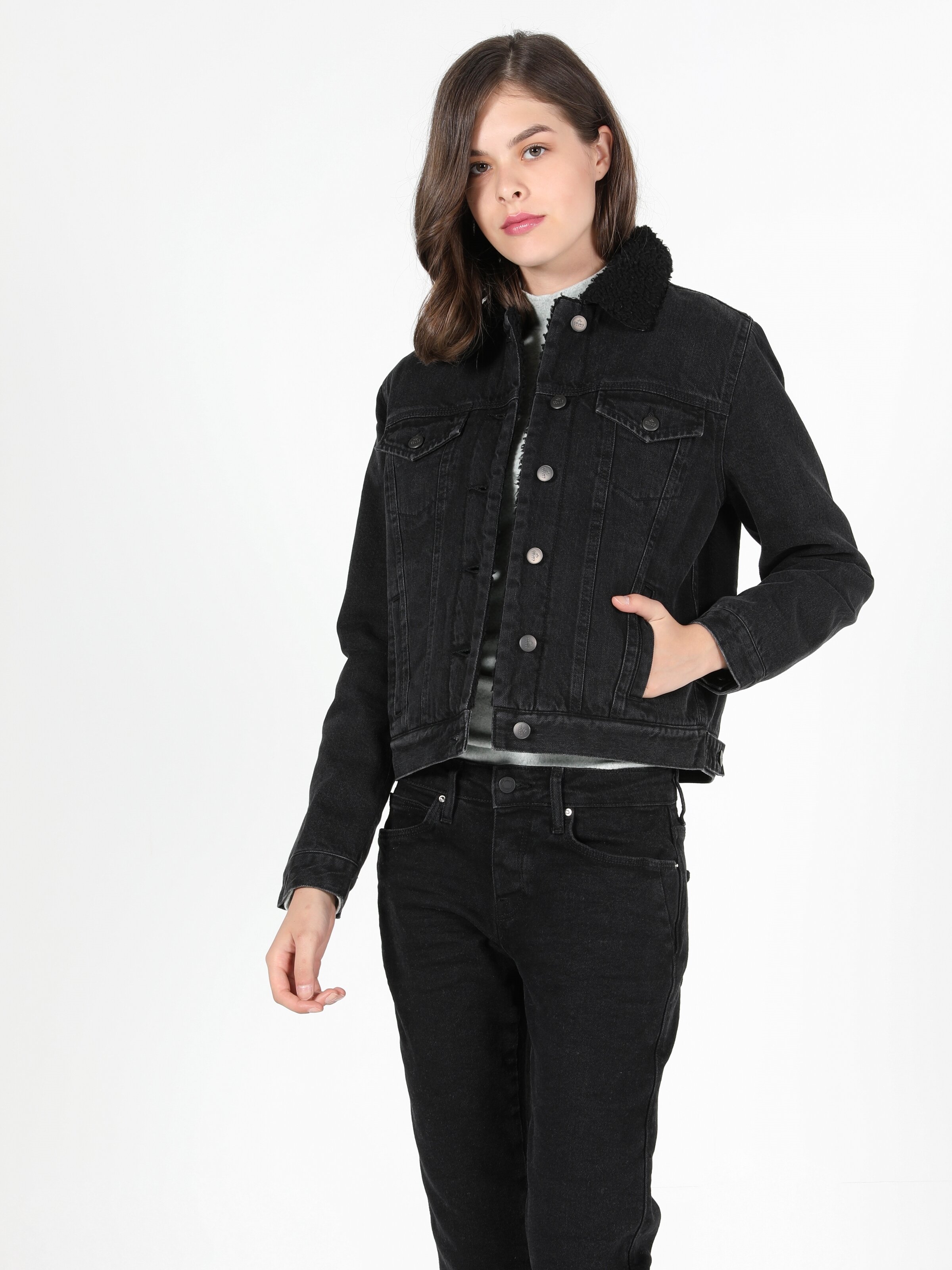 Показати інформацію про Джинсова Куртка Жіноча Чорна Класичного Крою CL1051291