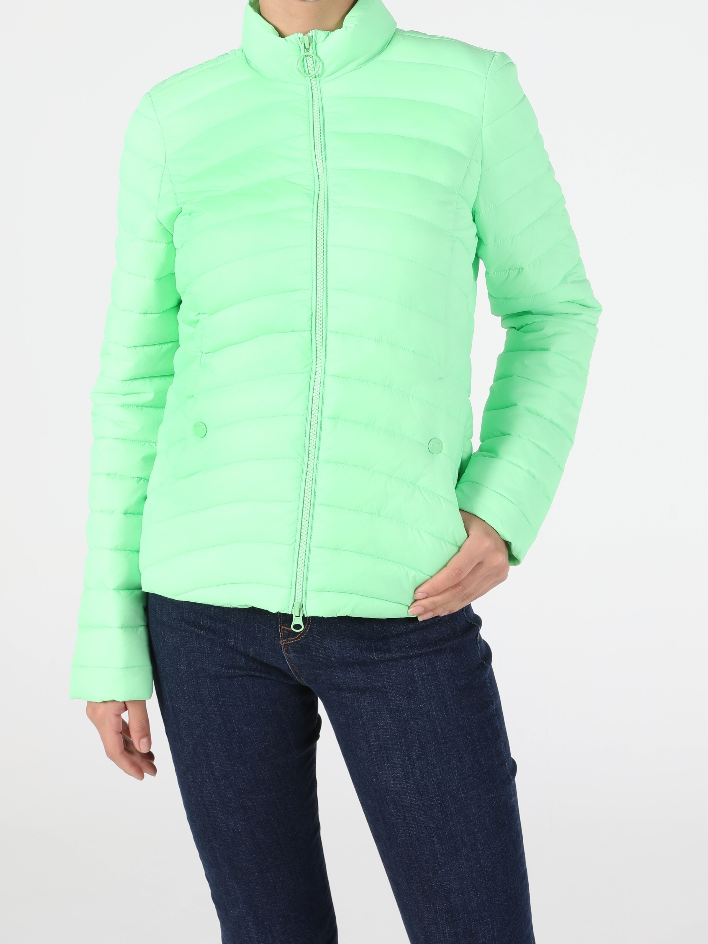 Показати інформацію про Куртка Жіноча Зелена Вузького Крою Cl1052478