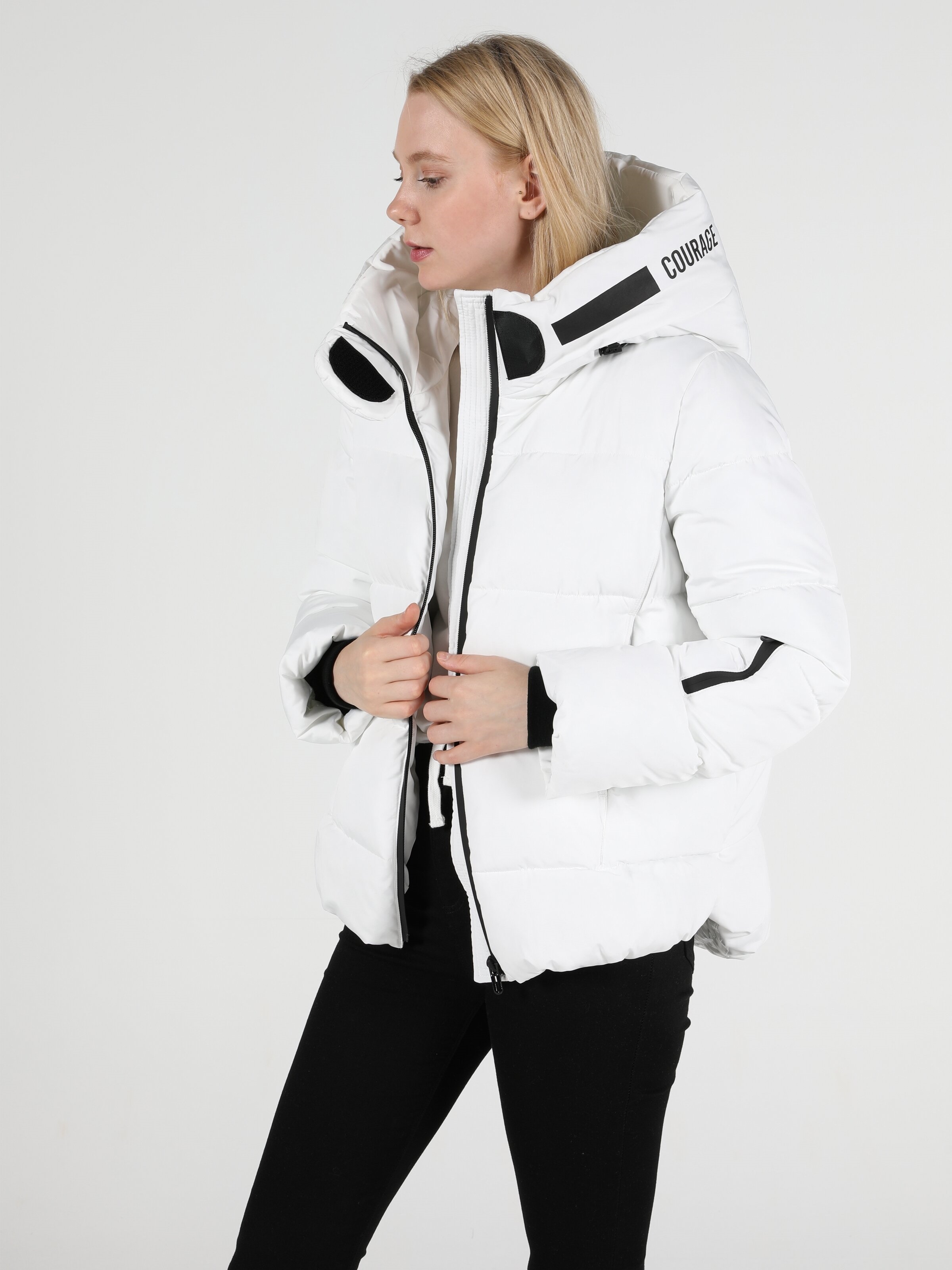 Показати інформацію про Куртка Жіноча Біла Класичного Крою Cl1051046