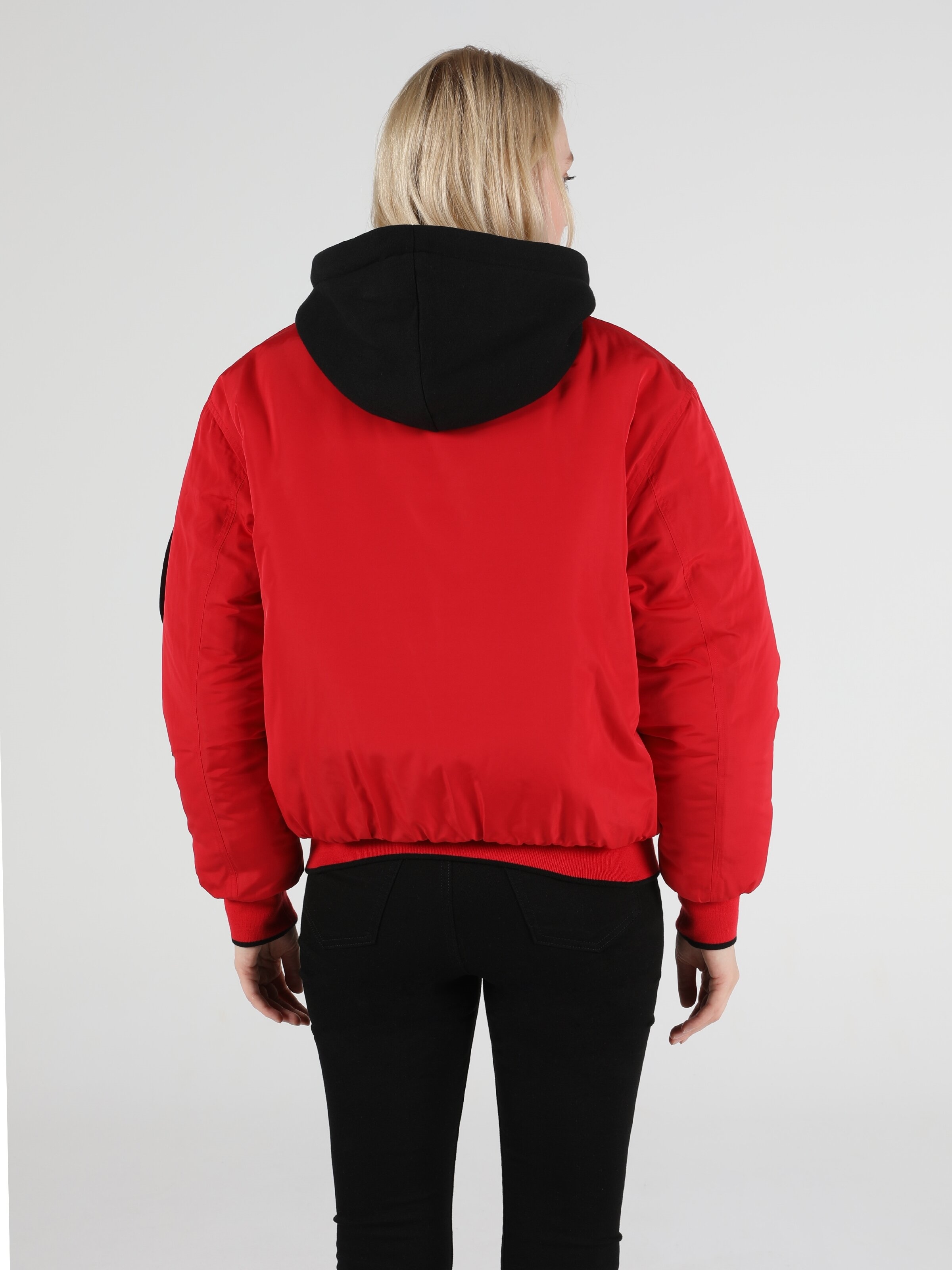 Показати інформацію про Куртка Жіноча Червона Класичного Крою Cl1051066