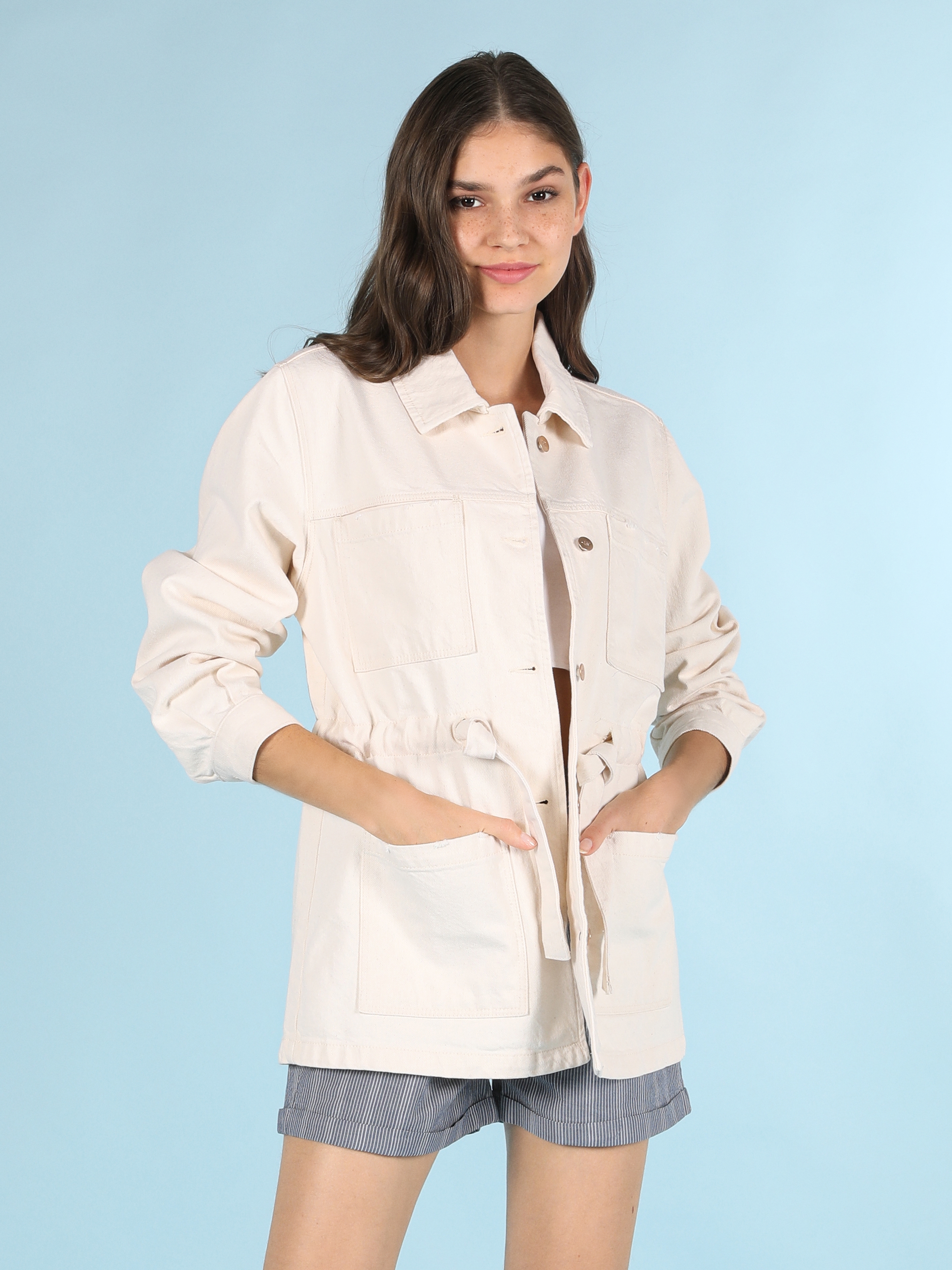 Показати інформацію про Джинсова Куртка Жіноча З Складкою На Талії Класичного Крою Cl1059491