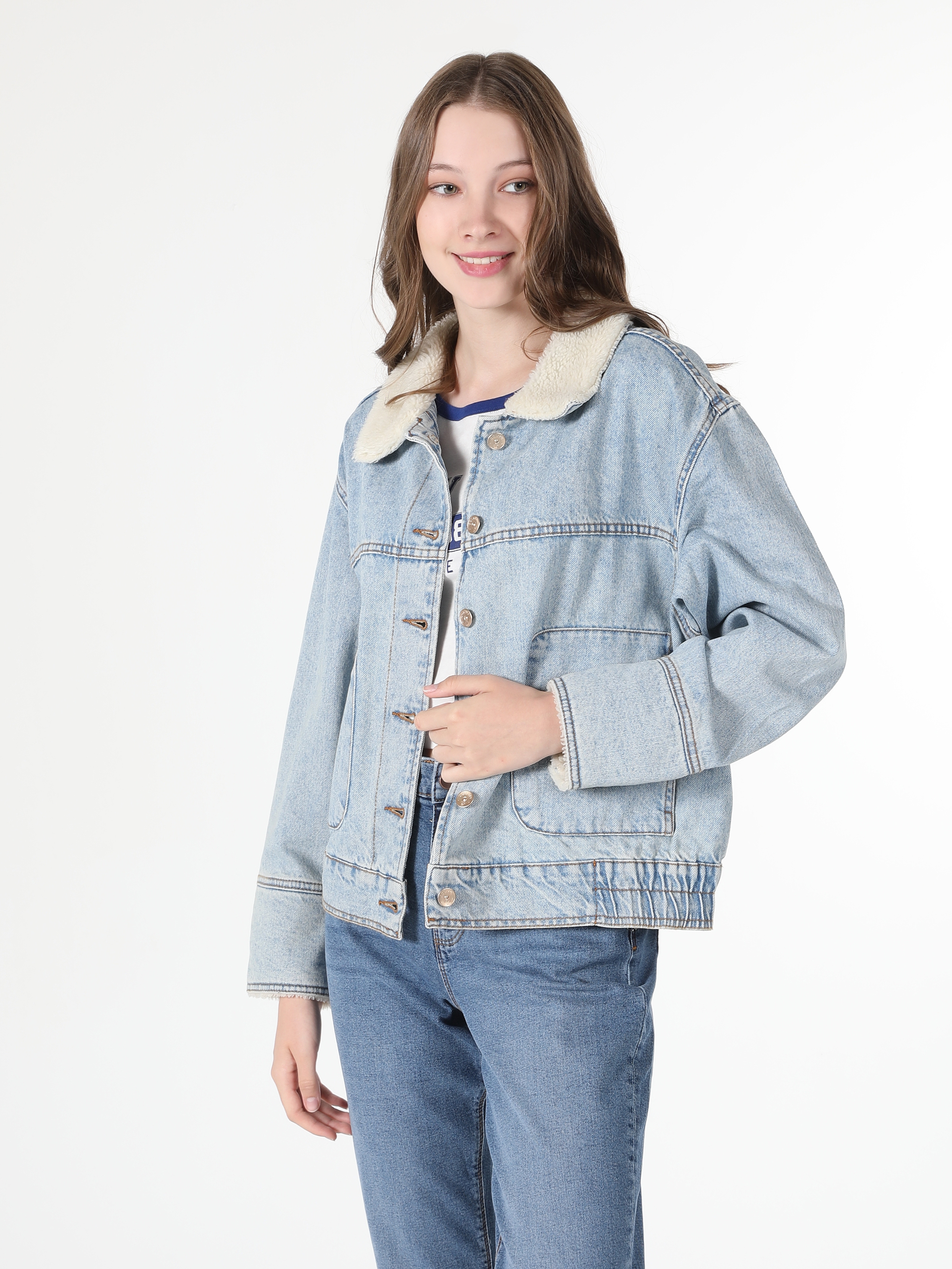 Показати інформацію про Джинсова Куртка Жіноча Блакитна З Міховим Коміром Класичного Крою Cl1060478