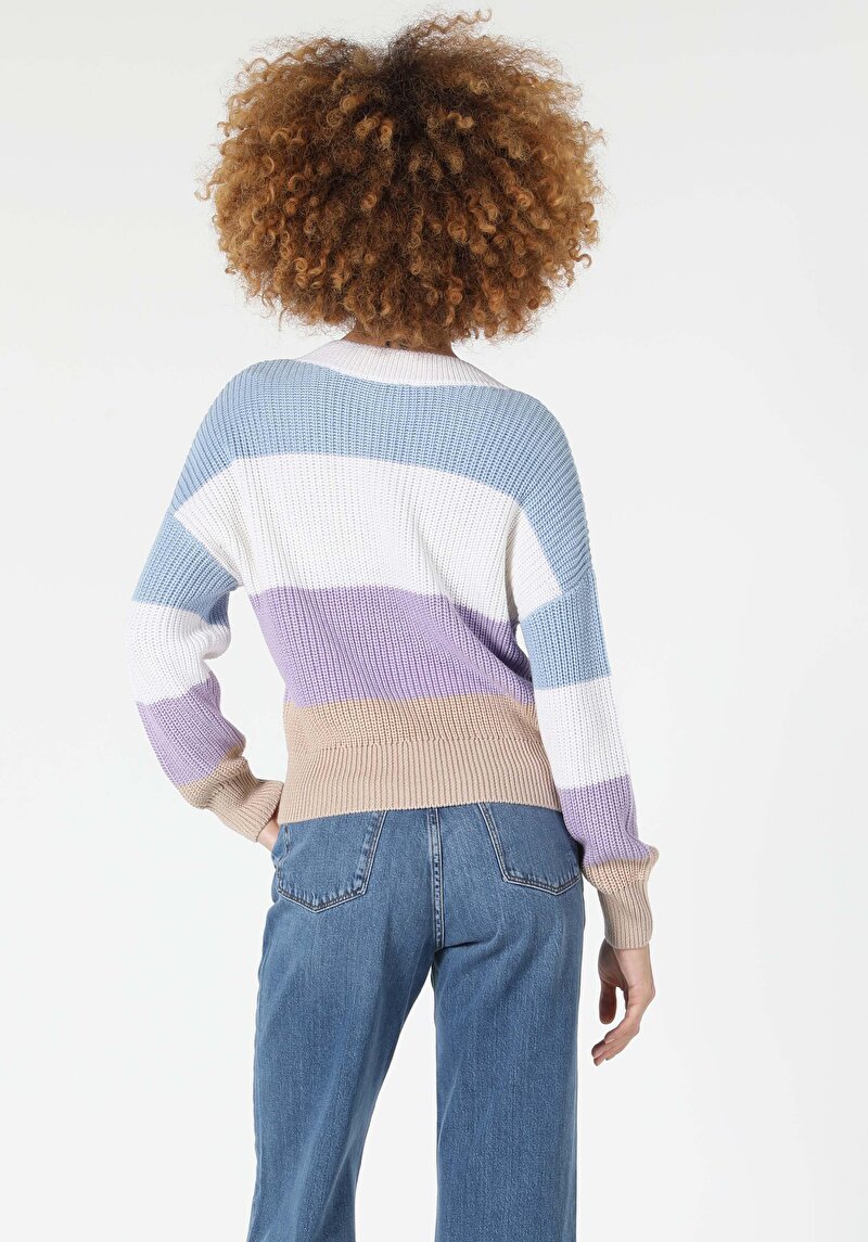 Показати інформацію про Светр Жіночий Різнокольоровий У Смужку Класичного Крою Cl1057219